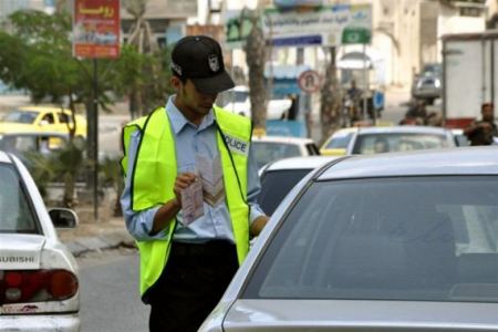شرطة الخليل تحرر مخالفة مالية لسائق بسبب عدم حلق اللحية